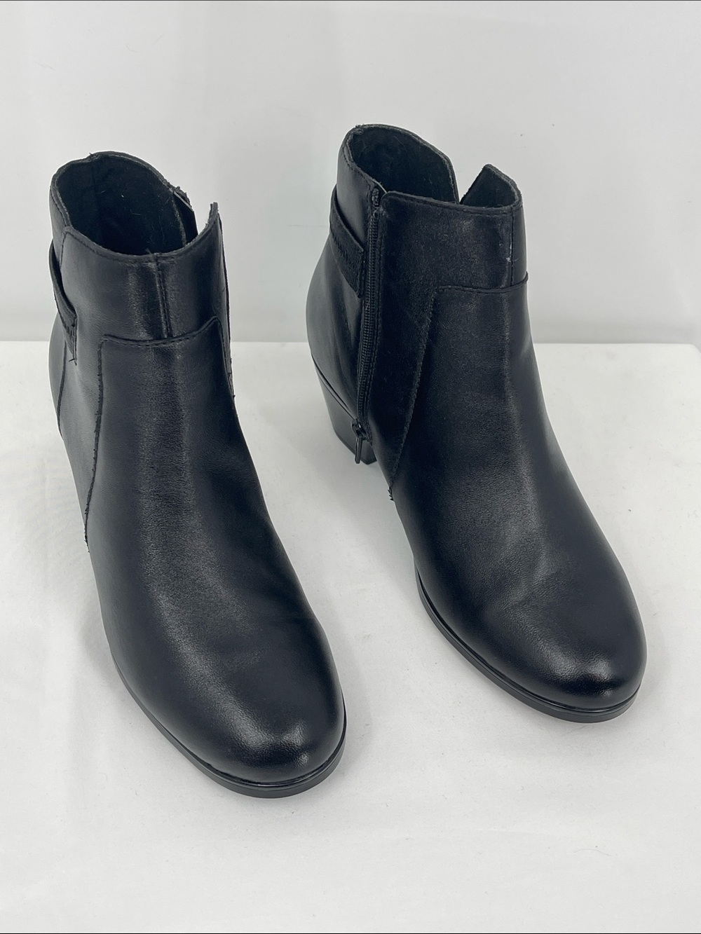 CLARKS EMILY 2 HOLLY SIZE 8M Women's Black Leather Ankle Booties with Side Zip